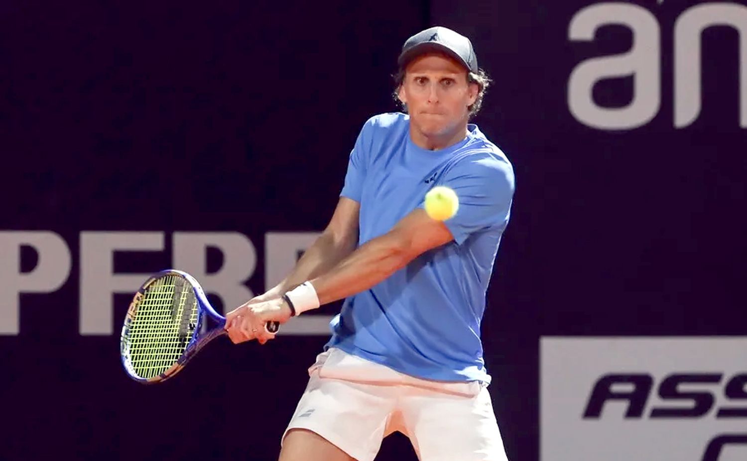 Diego Forlan devuelve una pelota durante un partido de tenis del Uruguay Open