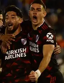 River tuvo otra noche de lujo y goleó a Huracán