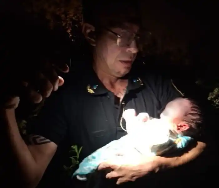 Rescatan con vida a bebé retirado del hospital y luego abandonado