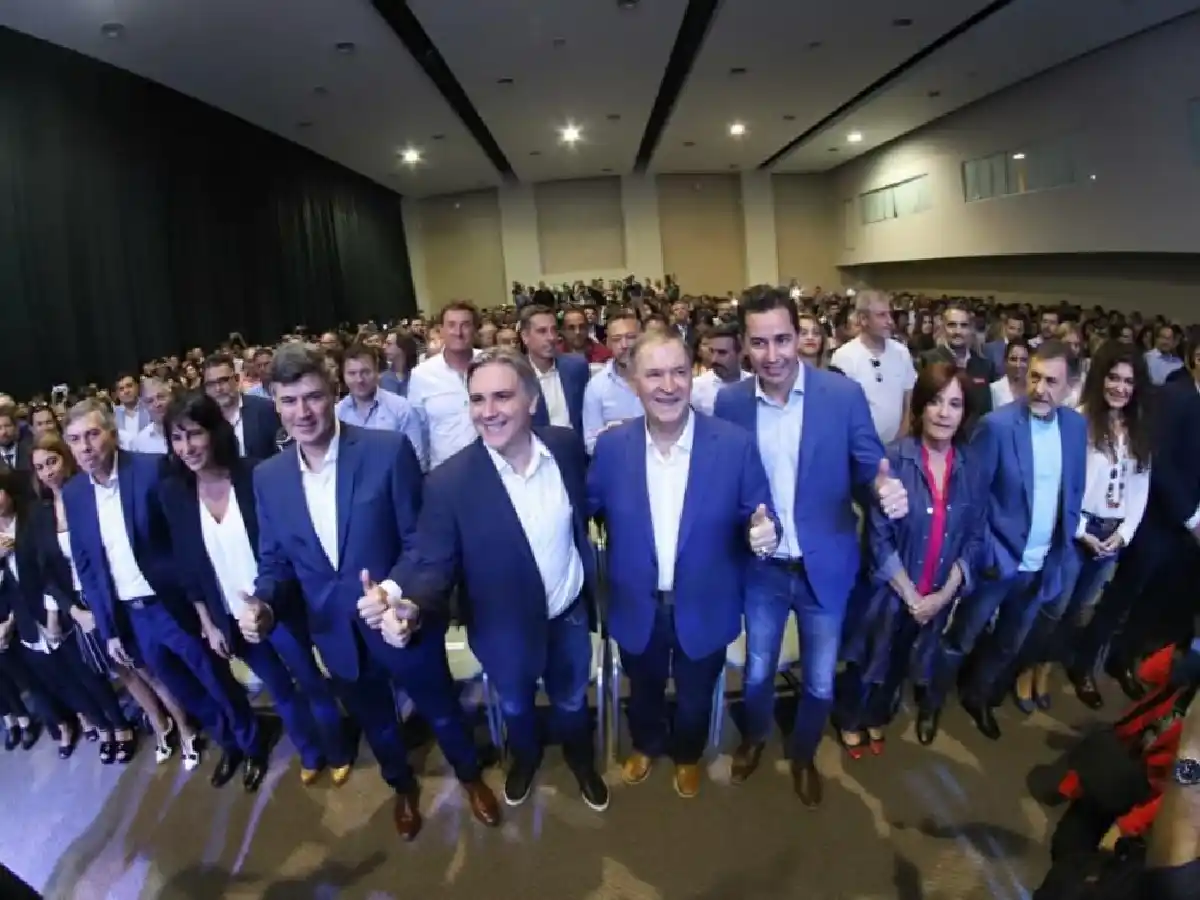 Mientras espera una definición, Llaryora presentó lineamientos de su campaña en Córdoba 