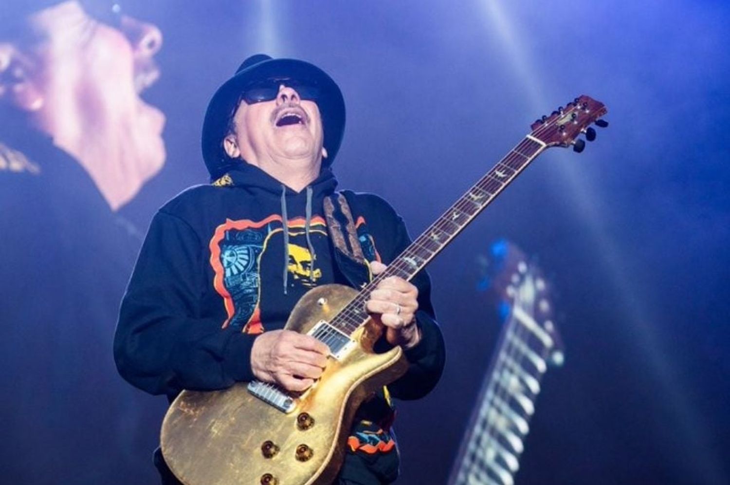 Video: el músico Carlos Santana se desmayó en pleno show