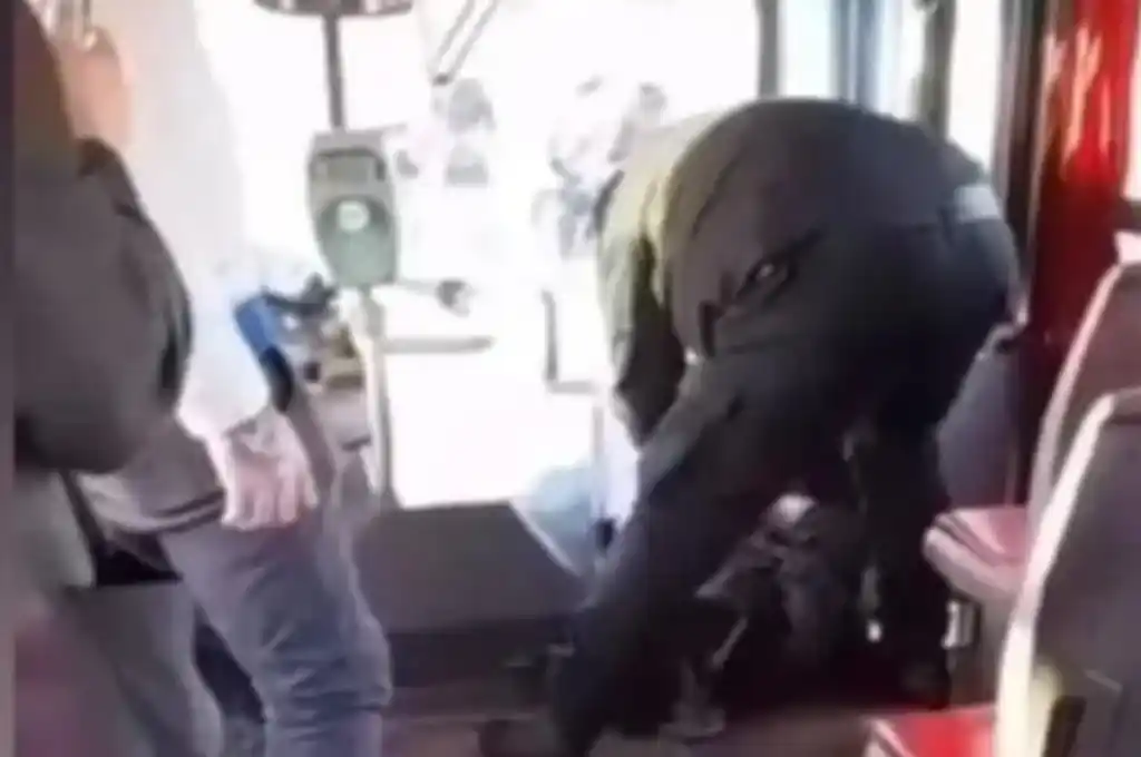 Los efectivos interceptaron el coche y solicitaron una requisa.