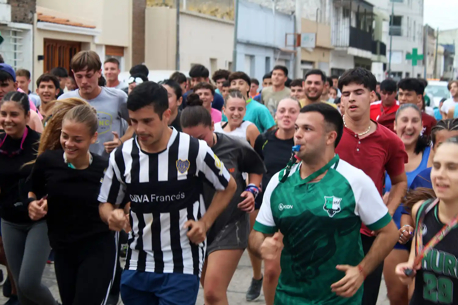 Noventa y siete estudiantes realizaron la ceremonia de ingreso a las tribus.