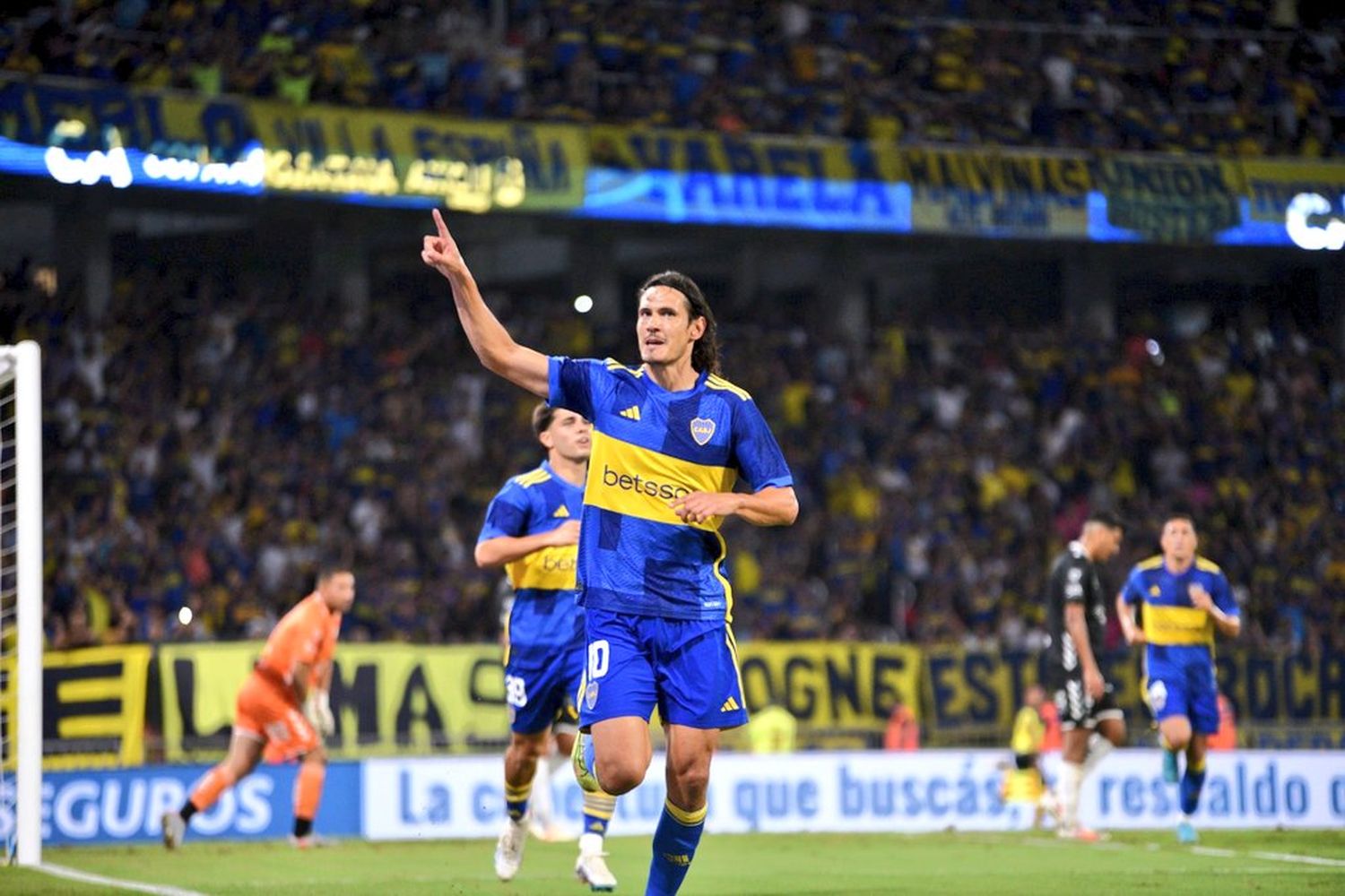 Con goles de los uruguayos, Boca avanzó sin problemas