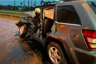 Grave accidente en la Ruta 14: un conductor quedó atrapado tras chocar su camioneta contra un camión