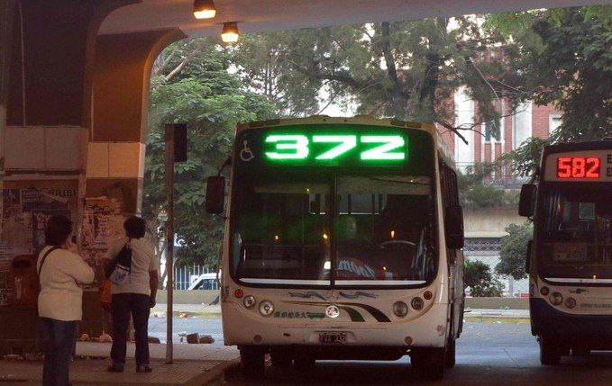 Empresas de colectivos amenazaron con cortar el servicio nocturno y en las redes estallaron los memes y las críticas