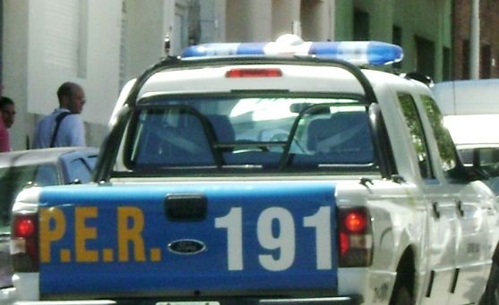 Mató a puñaladas a su esposa embarazada y huyó