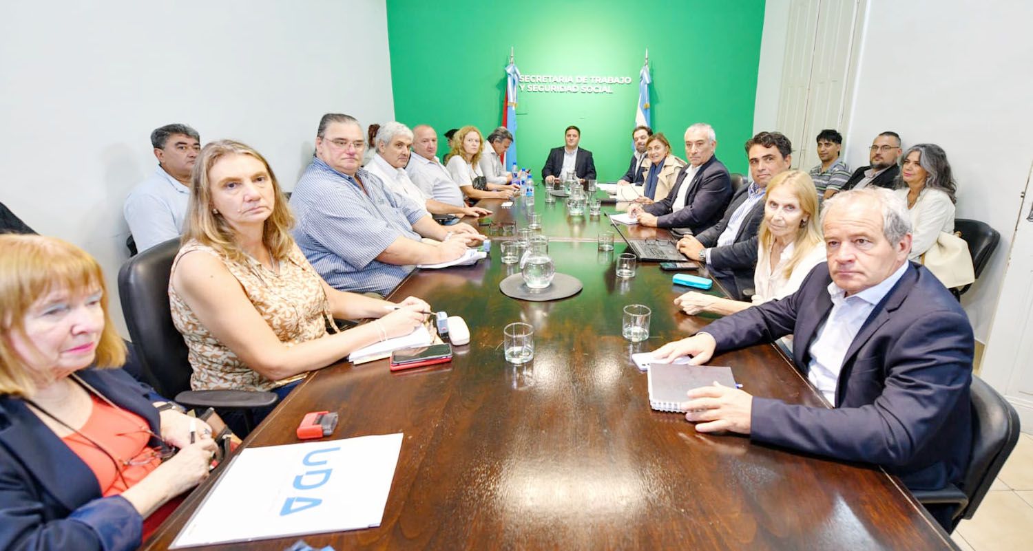 El gobierno presentó una oferta anual a los docentes con cobertura contra la inflación y sumas remunerativas y bonificables