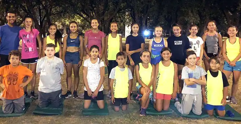 La Escuelita de Mini Atletismo cierra  el verano con un campamento