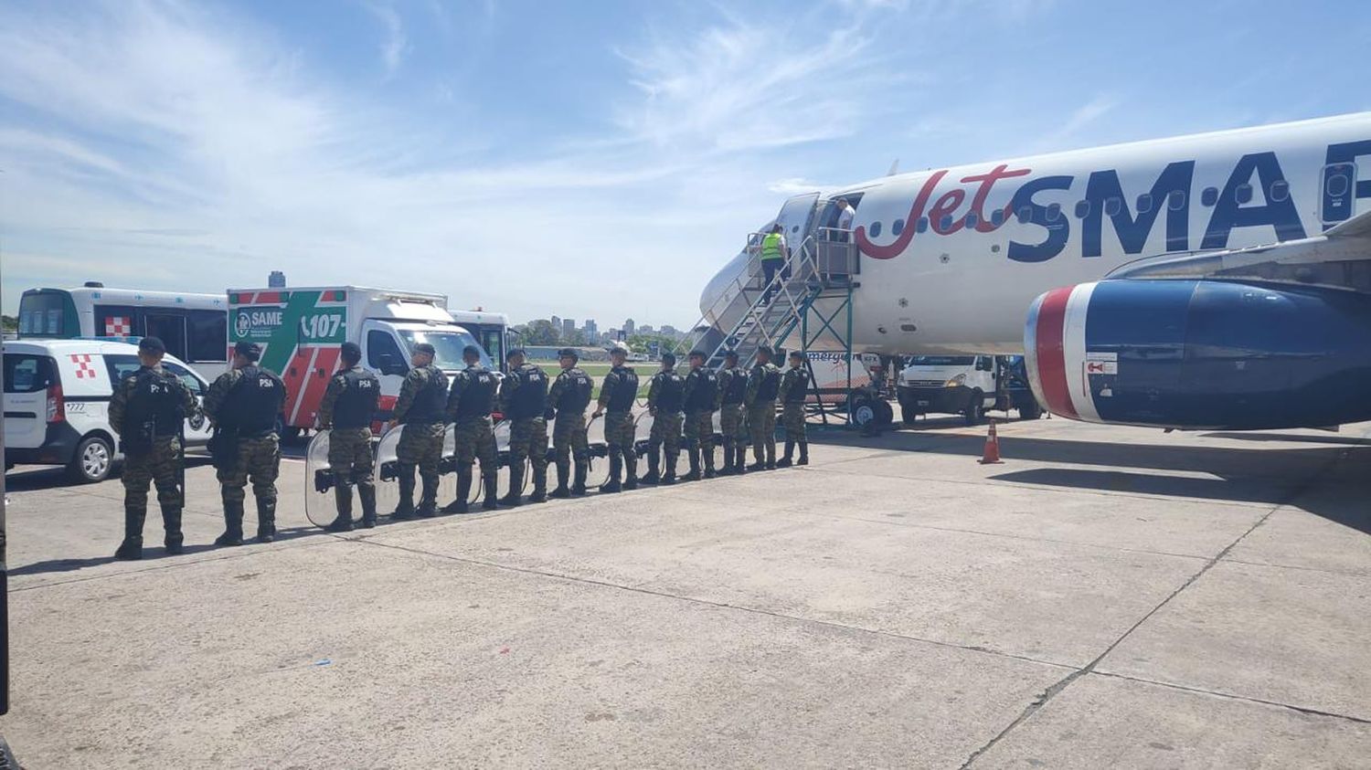 El Gobierno nacional echó a 15 trabajadores de Intercargo por dejar varados a pasajeros dentro de los aviones