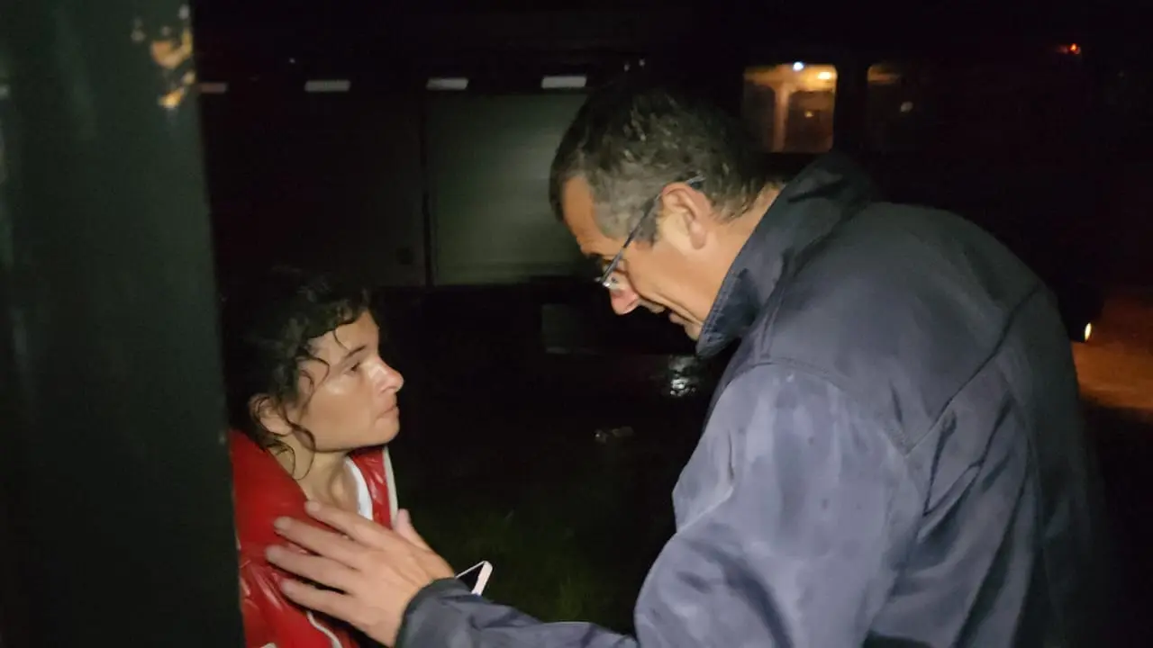 El intendente Suescun salió bajo la lluvia a auxiliar a los vecinos.