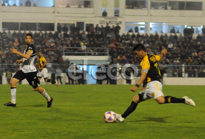 Alustiza probó desde mitad de cancha, pero el travesaño le dijo que no