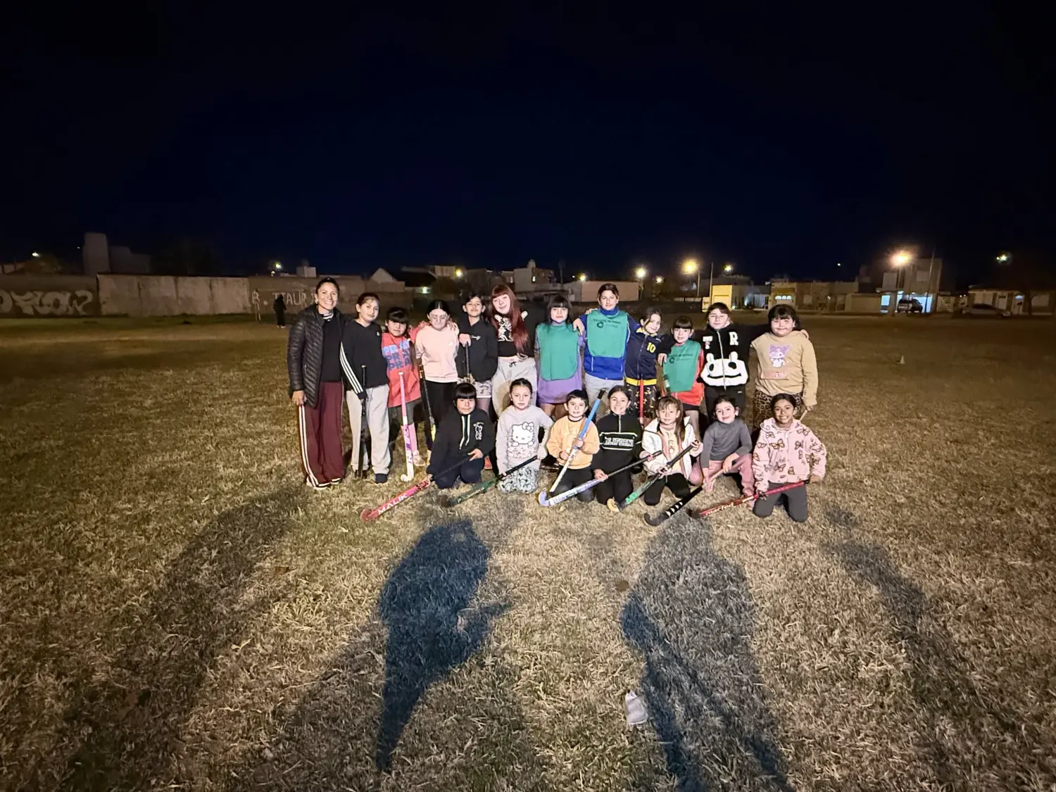 Jesica, docente de la escuelita de hockey del barrio Italia: “Trabajamos el compañerismo y que aprendan el deporte”