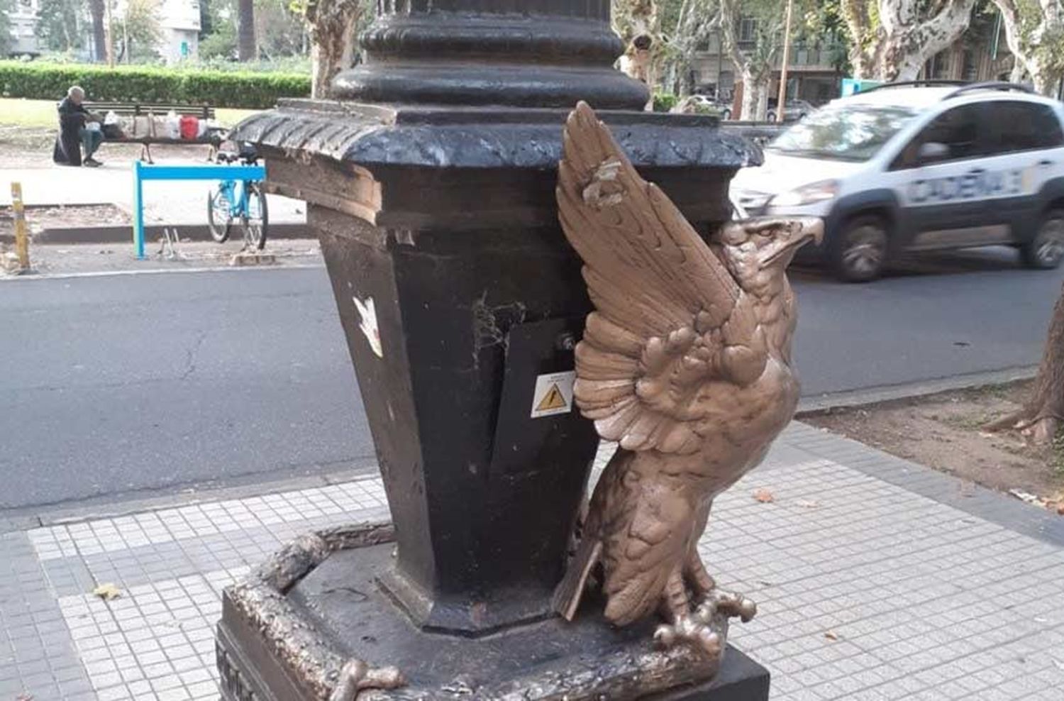 De no creer: se robaron las águilas de bronce en la Facultad de Derecho