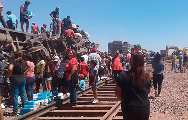 Descarriló un tren que llevaba vino y los vecinos "aprovecharon"