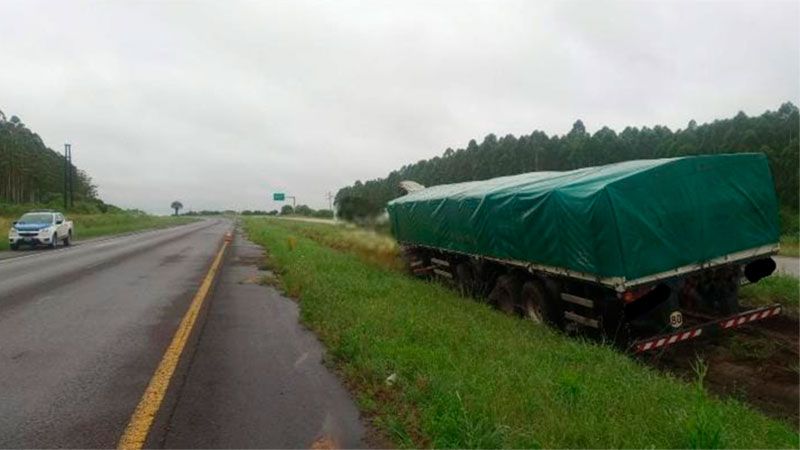 El hombre murió mientras conducía un camión Volkswagen 17280 con semirremolque.