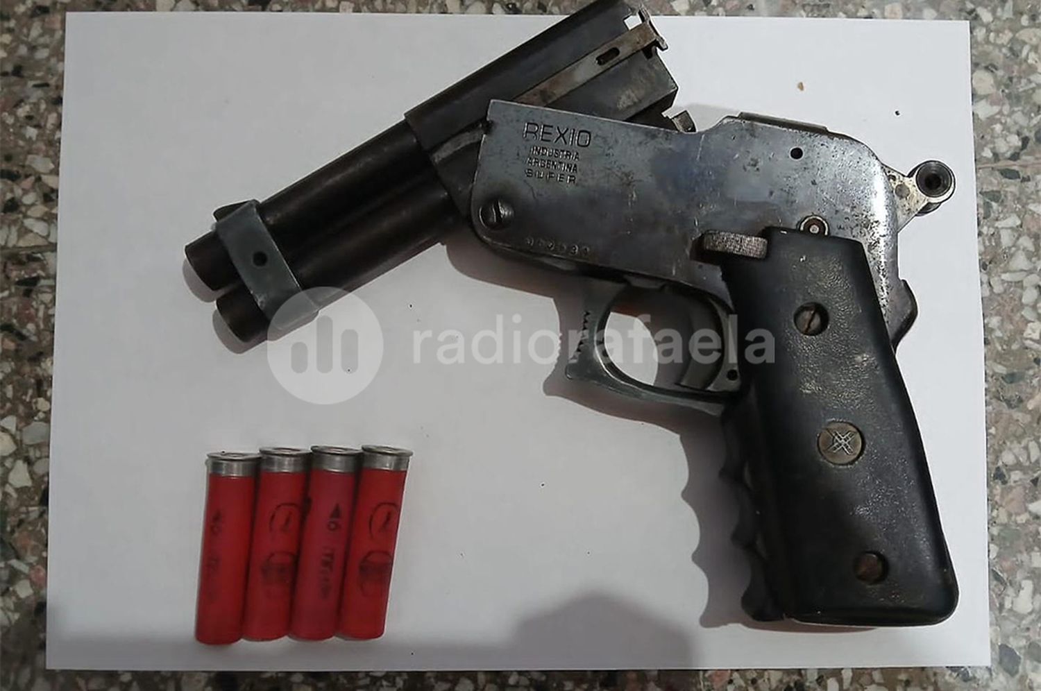 Agentes del CRE secuestraron un pistolón, cartuchos intactos y dos machetes en Tostado