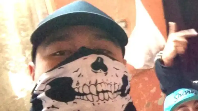 Robó un celular, se sacó una foto y amenazó al dueño