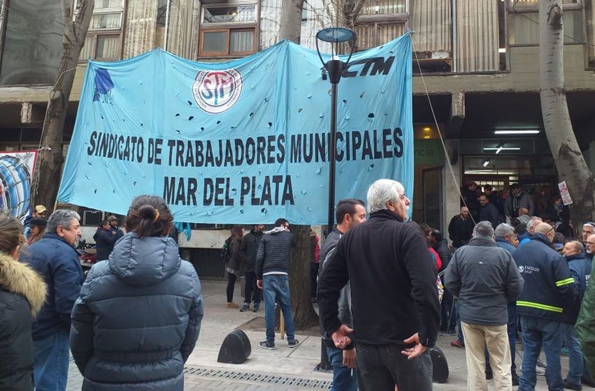 Docentes municipales protestaron en la previa de la sesión