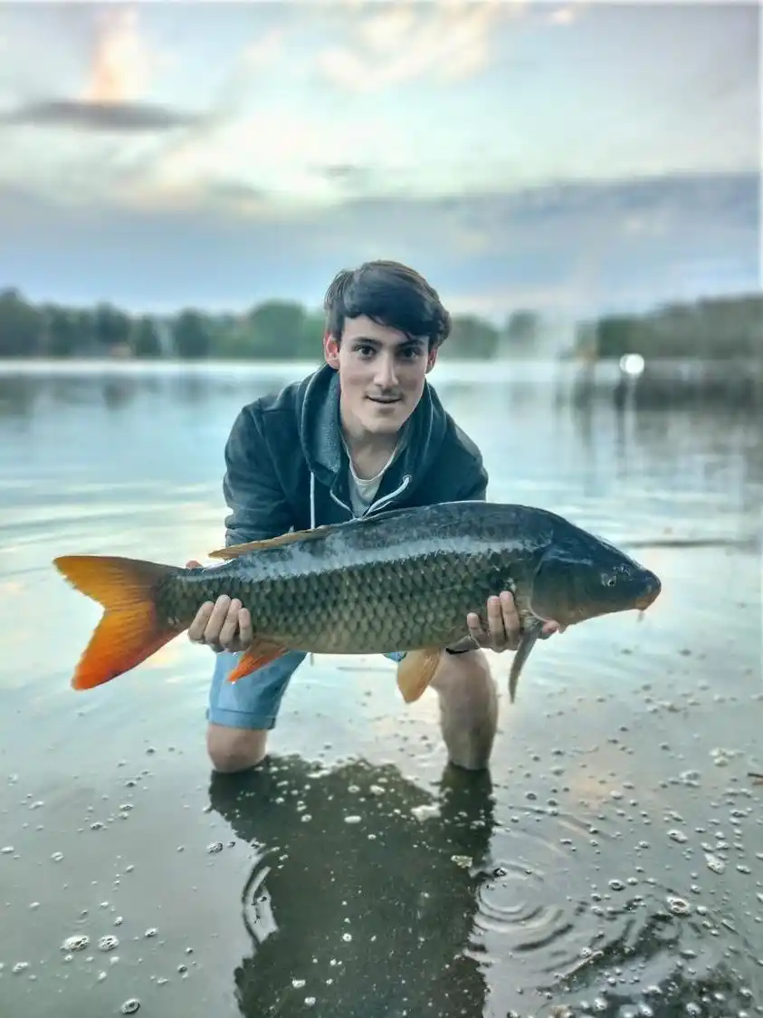 Pescaron una carpa de más de ocho kilos en el Lago del Fuerte