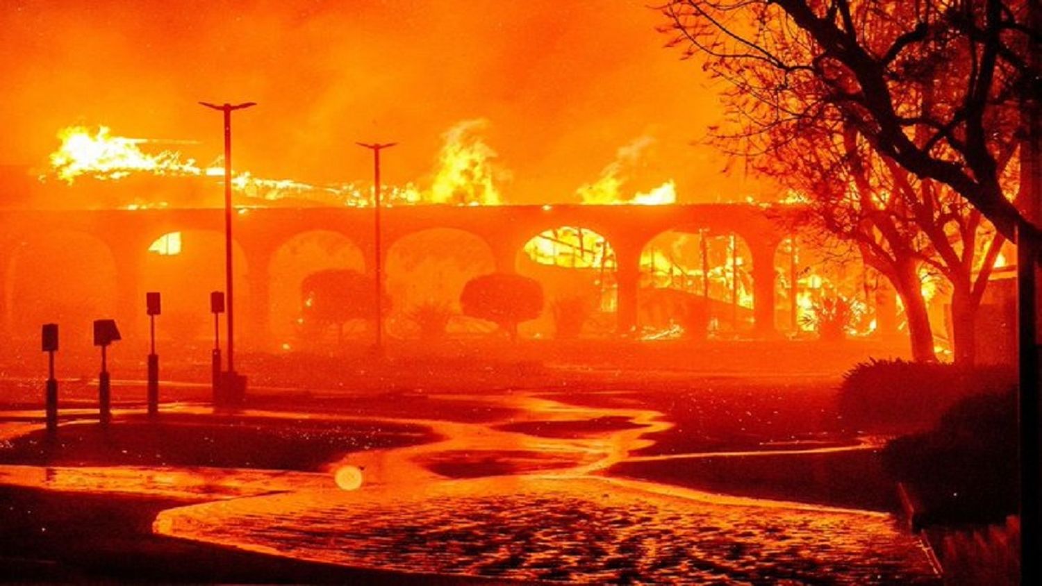 ¡ALERTA! Más de 1.400 bomberos  luchan contra los  incendios en Los Ángeles