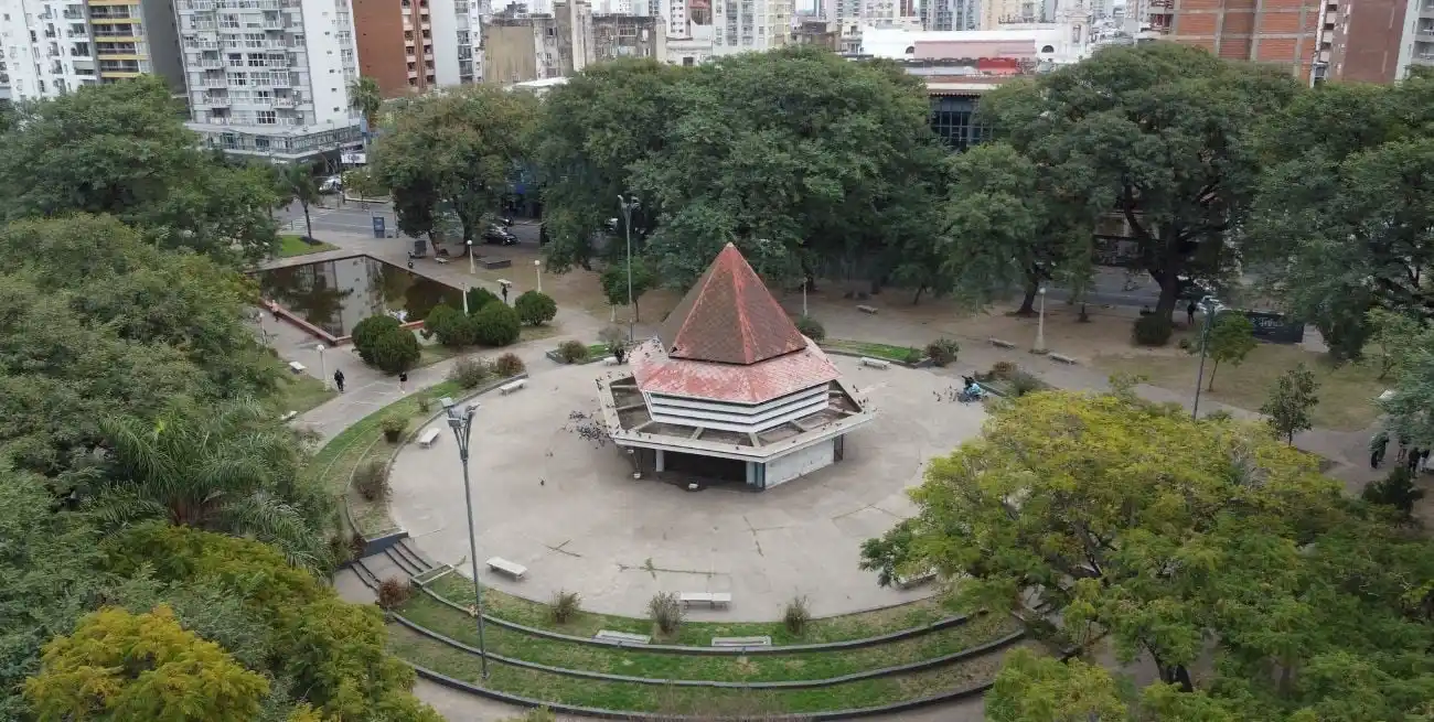Una madre abandonó a su propio hijo con Síndrome de Down en una plaza santafesina