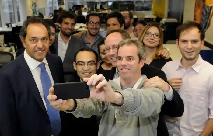 Desde las oficinas de Facebook, Scioli respondió inquietudes de los usuarios