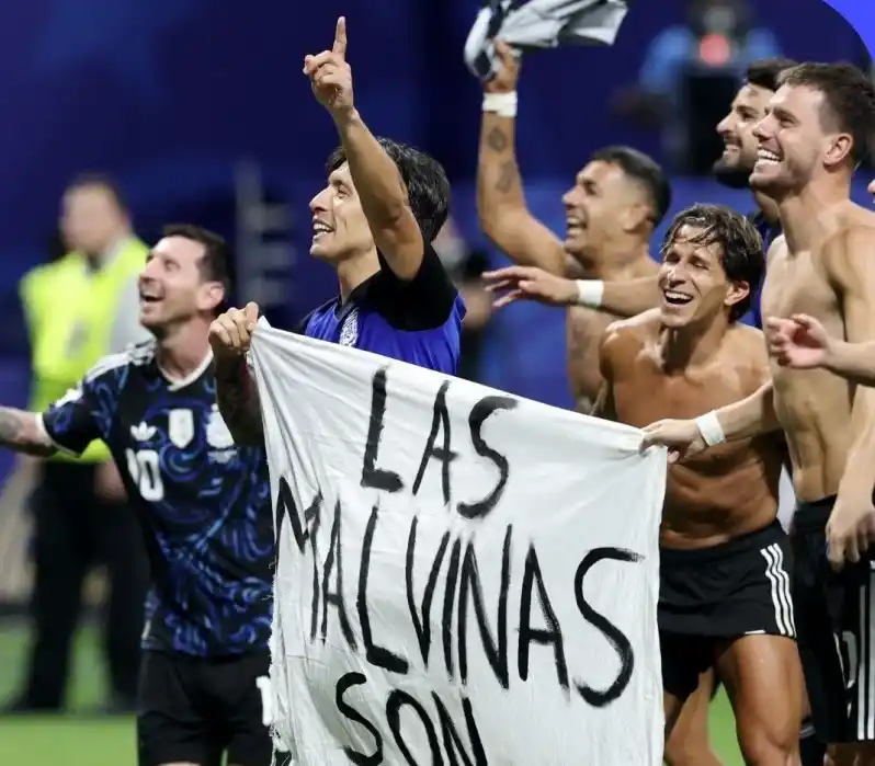 En declaraciones radiales, el mandatario rechazó el gesto del plantel y lo calificó como inapropiado en el contexto del evento deportivo.