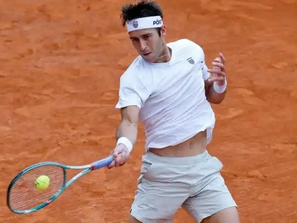Tomás Etcheverry venció y eliminó a Grigor Dimitrov en la primera ronda de Montecarlo. (EFE)