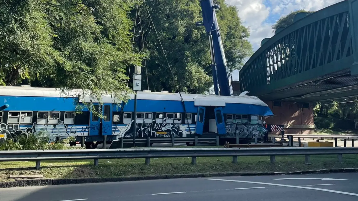 Durante el domingo, se llevaron a cabo trabajos para retirar los coches y la locomotora restantes de las vías.