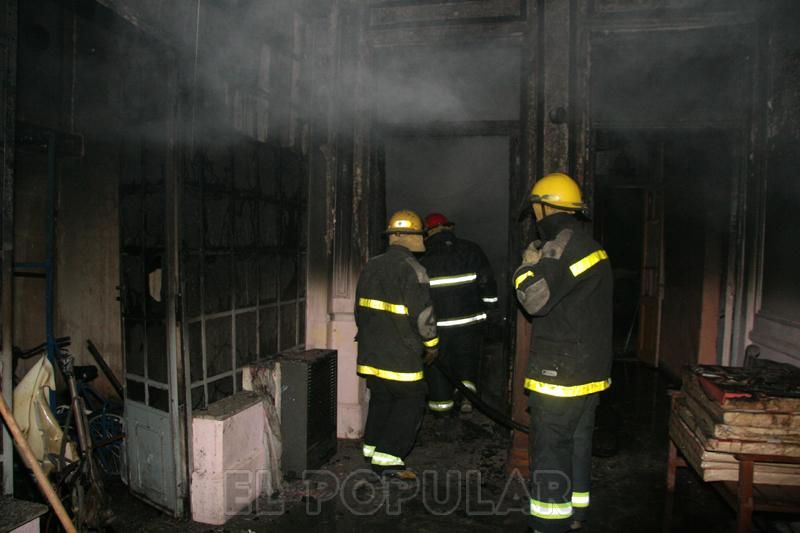 Elecciones 2013: Incendiaron el comité de la UCR en Olavarría