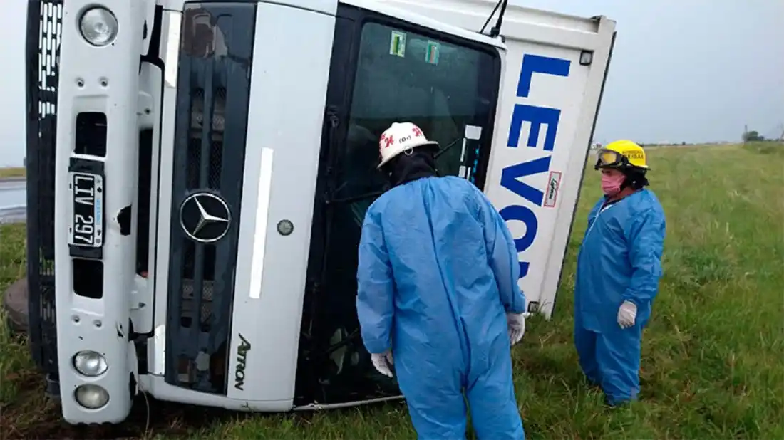 Volcó un camión en la Ruta 14: su conductor fue trasladado al Hospital Centenario