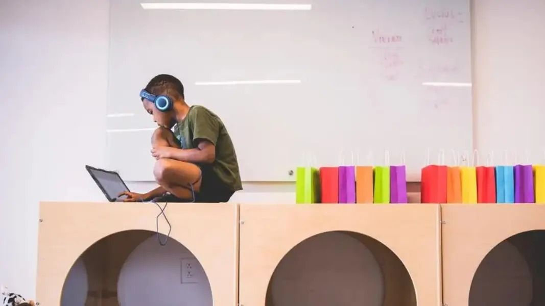¿El futuro de la enseñanza?: la escuela que revoluciona la educación con IA y dos horas de clases por día