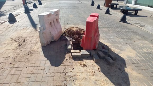 Precaución en la expeatonal: arreglaron un caño de agua y aguardan que seque para tapar el pozo