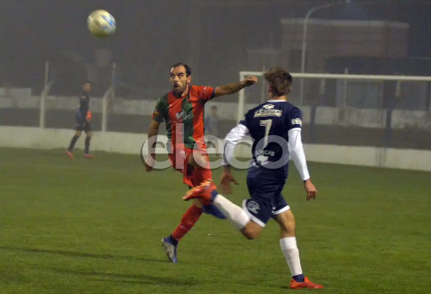 Diego Lecuona, en un anticipo sobre Maximiliano González, durante la victoria de Velense sobre Gimnasia. El equipo de María Ignacia quiere seguir en carrera..