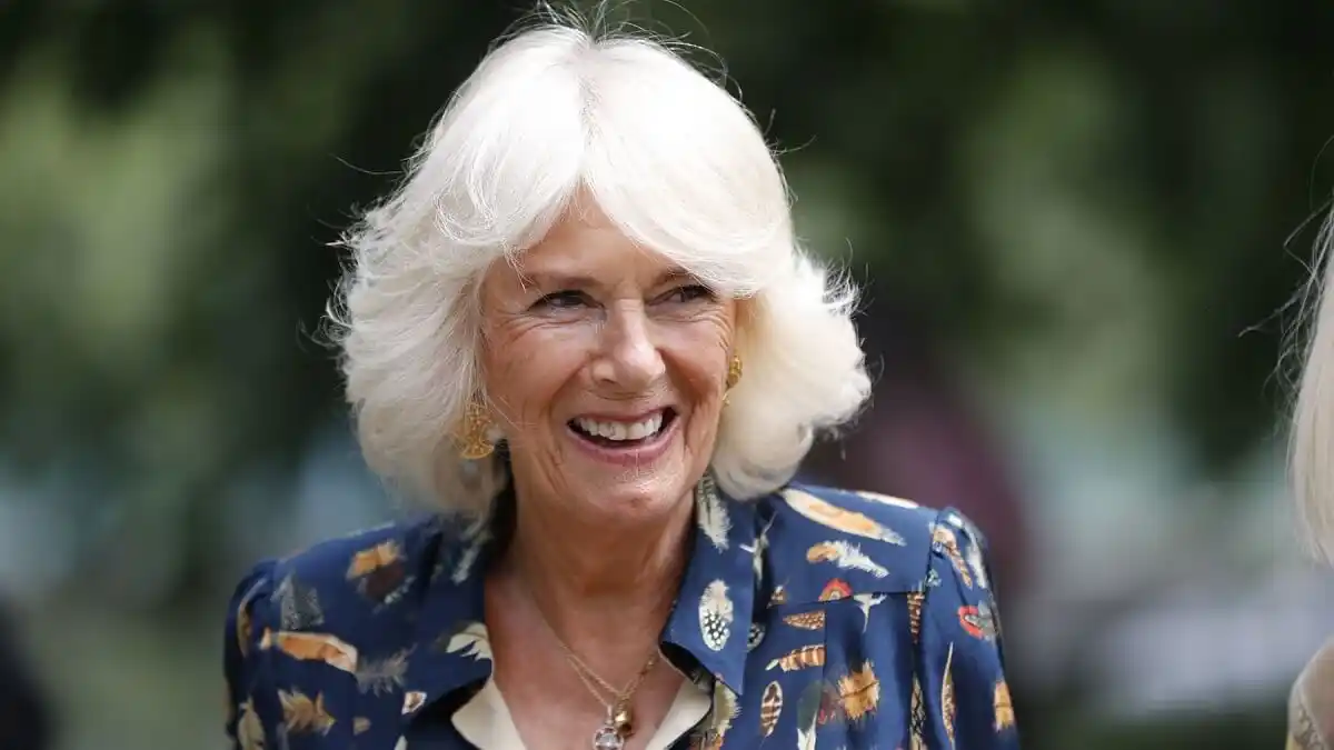 SEPA QUIÉN ES EL DISEÑADOR del vestido que la reina Camila llevará para su coronación