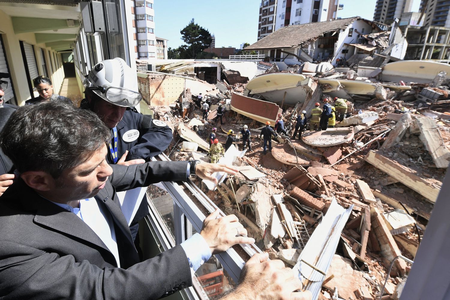 Villa Gesell: Kicillof recorrió la zona del derrumbe del hotel