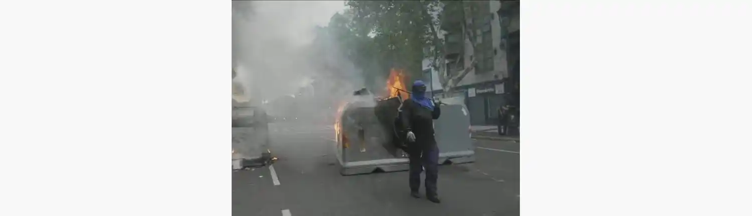Algunos de los contenedores que prendieron fuego los manifestantes.