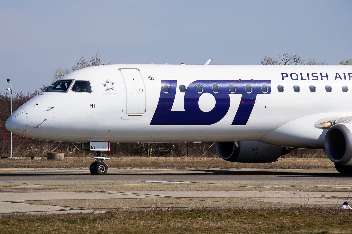 ¿Embraer o Airbus? LOT Polish Airlines busca reemplazo para sus E-Jets de primera generación
