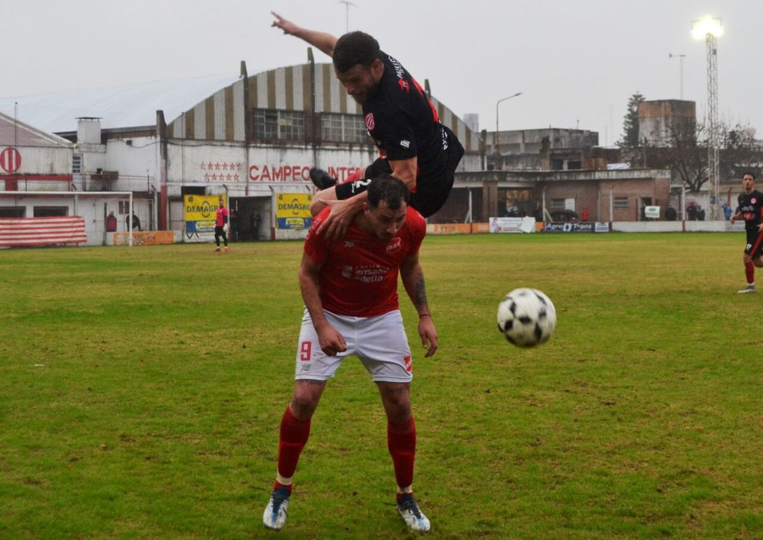 Firmat FBC le embarró la cancha a Independiente y se puso arriba en la serie de cuartos de final