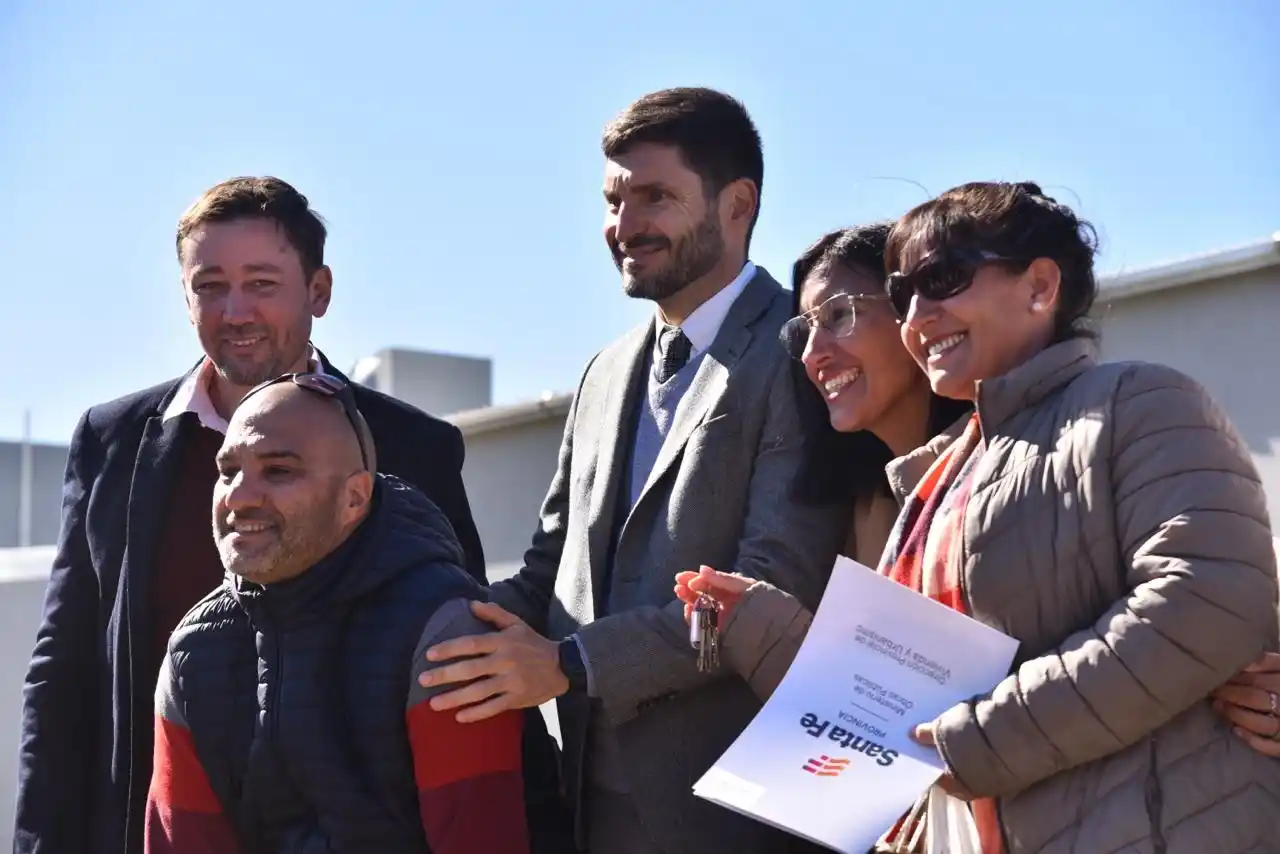 El gobernador Pullaro participó del acto de entrega de viviendas en El Trébol.