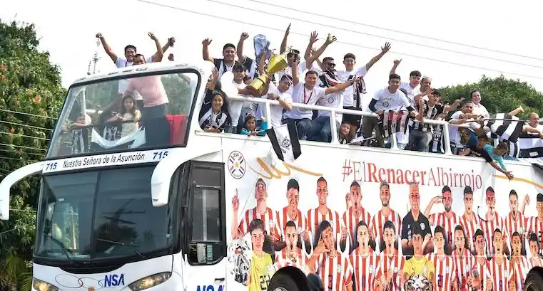 Festejaban un campeonato de fútbol, pero el trofeo terminó electrocutado en plena celebración