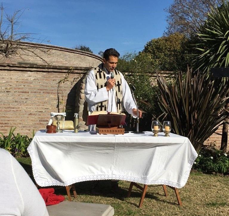 El sacerdote acompañó a una familia a radicar la primera denuncia con el "hermano" Pedro.