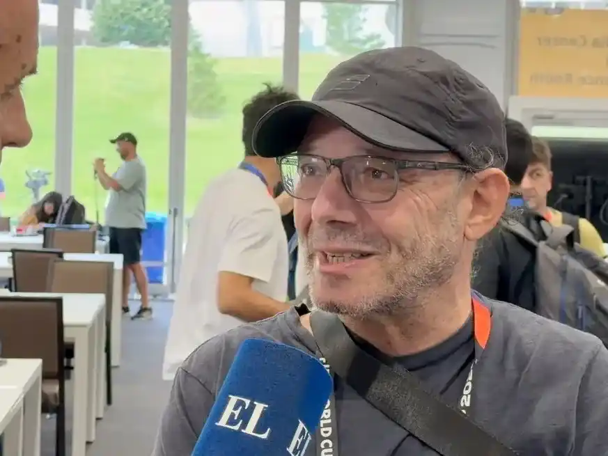 Ezequiel Fernández Moores en diálogo con el enviado de El Litoral en el centro de prensa del estadio de Kansas City.