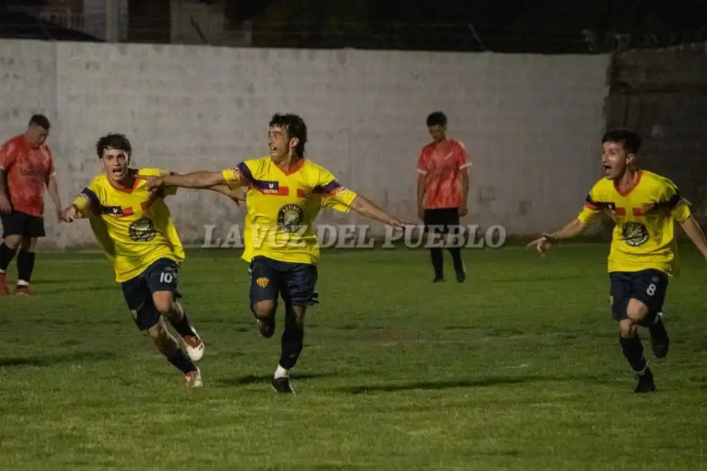 Cristian Maldonado festeja el gol de la victoria junto a Tomás Quintana (10) y Enzo Quintana (8)