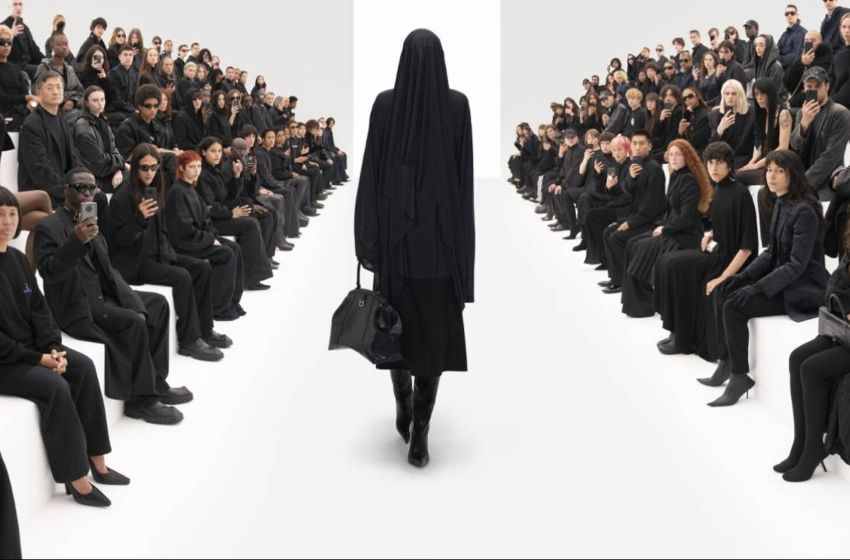 Balenciaga alerta de los peligros de la digitalización con un desfile colmado de modelos “deepfakes” y de “hackeos” a Gucci