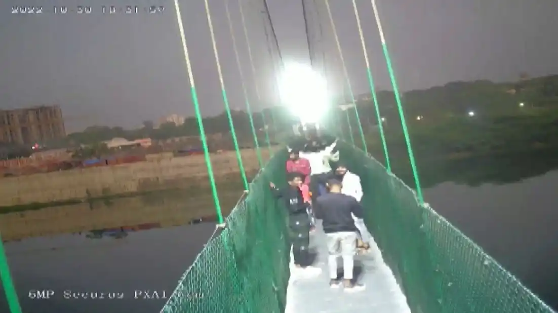 El momento del derrumbe de un puente en la India que dejó 134 muertos