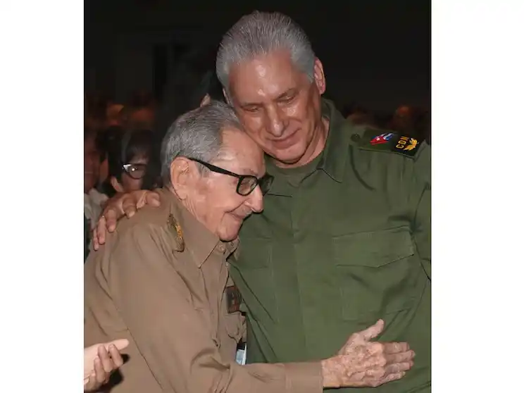 Raúl Castro reapareció en público en un acto político en La Habana tras las sanciones a sus familiares y al dictador Miguel Díaz-Canel.