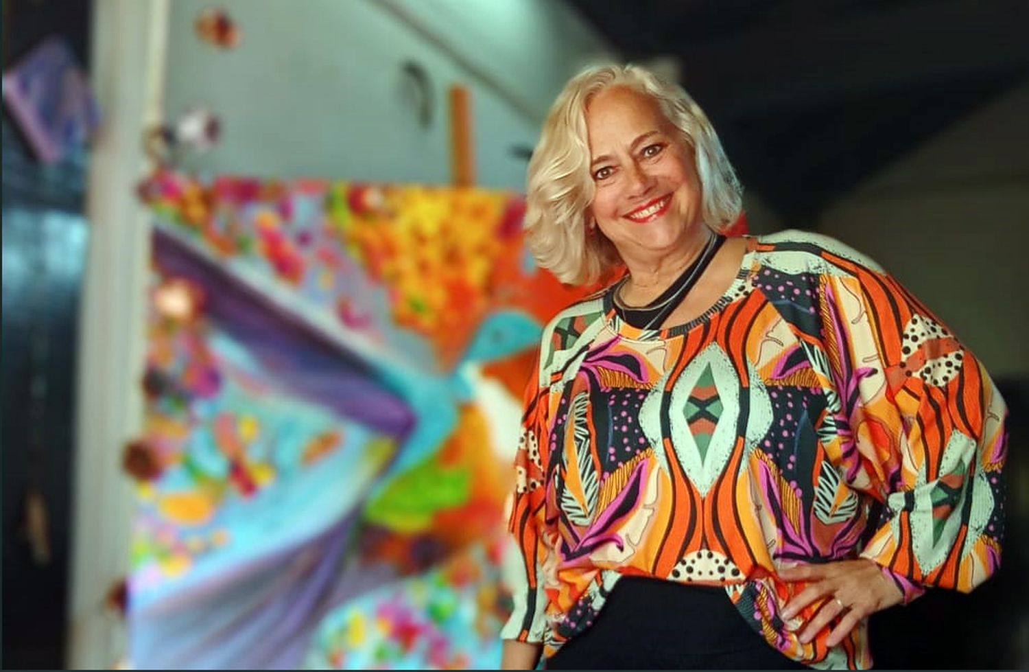 Con su obra de arte. La estadounidense Lisa Benson