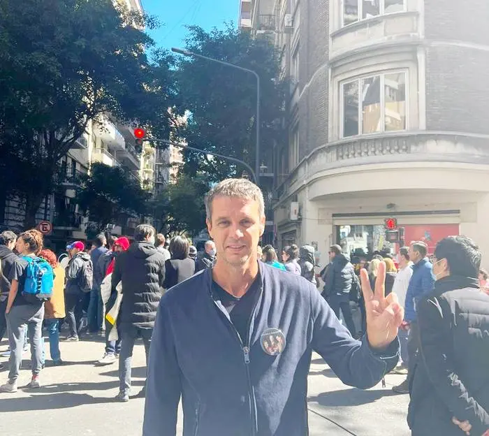 �STienen más fuerza el amor a la patria y la unidad de los argentinos que el odio y la violencia de algunos sectores⬝